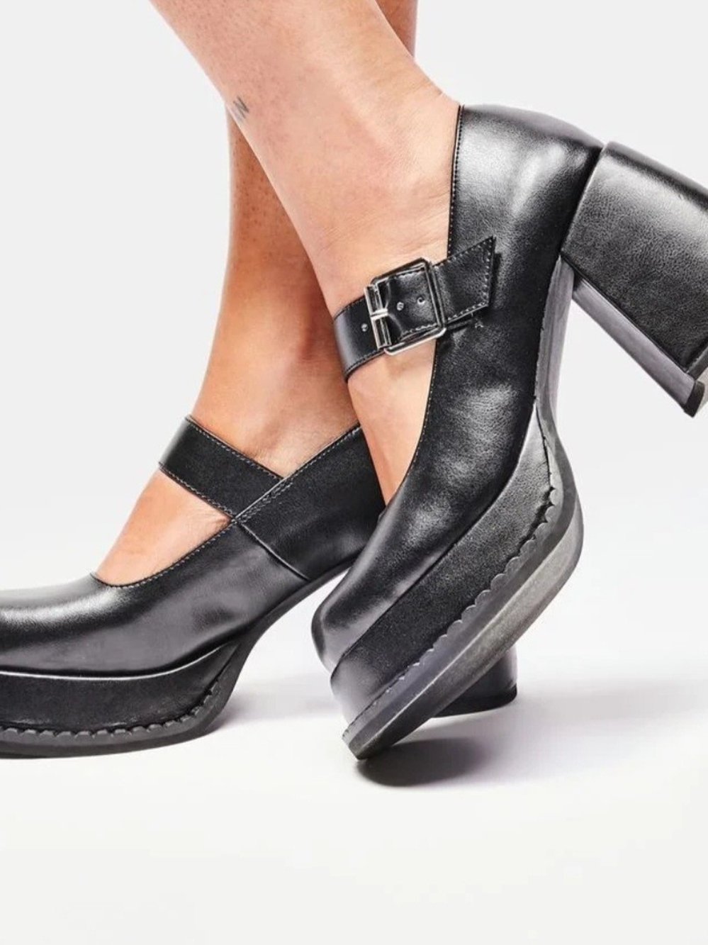 dELiA*s Square Toes Plataforms